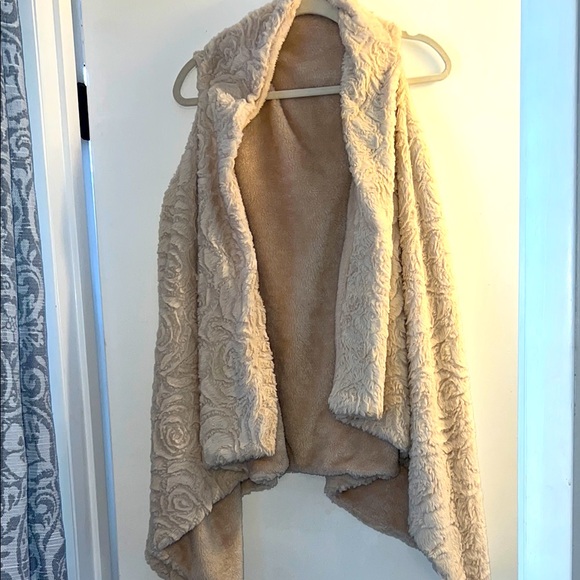 boutique Jackets & Blazers - Reversible Slouchy ivory vest/poncho